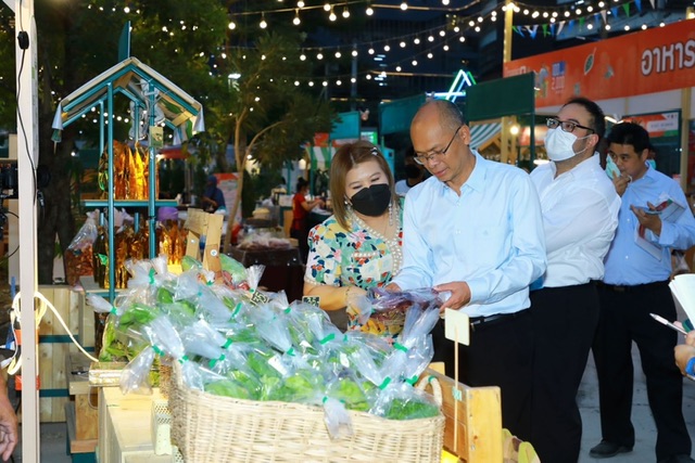 กรมการค้าภายในปลื้ม ผลตอบรับงานตลาดนัดอินทรีย์ใจกลางเมืองดีเกินคาด เอกชนขานรับเจรจาซื้อขาย 2 สัปดาห์แรกจัดเจรจาไปแล้ว 49 คู่ ประเมินยอดรายได้ 165.75ล้านบาท