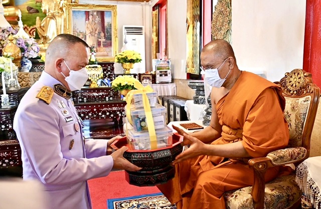 รองอธิบดีกรมมหาดเล็ก 904 อัญเชิญผ้าไตรพระราชทาน ถวาย “พระอาจารย์โชคดี” แห่งวัดไก่เตี้ย ตลิ่งชัน ในโอกาสวันเฉลิมพระชนมพรรษา “ในหลวง” ร.10